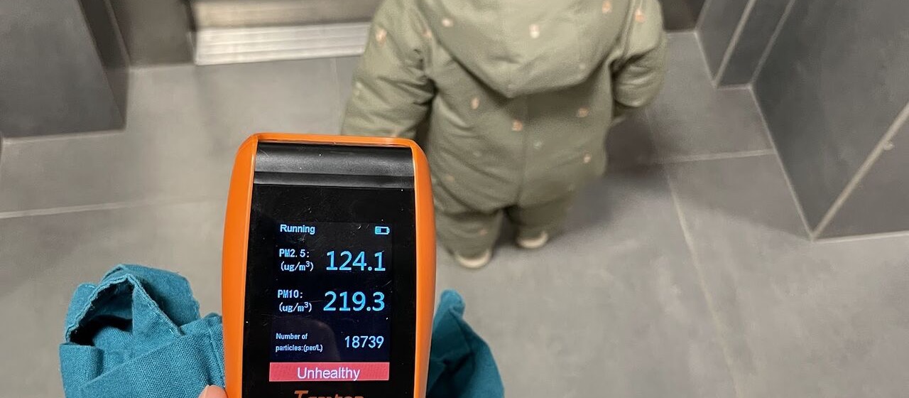 Air quality meter showing high PM2.5 levels in a winter setting